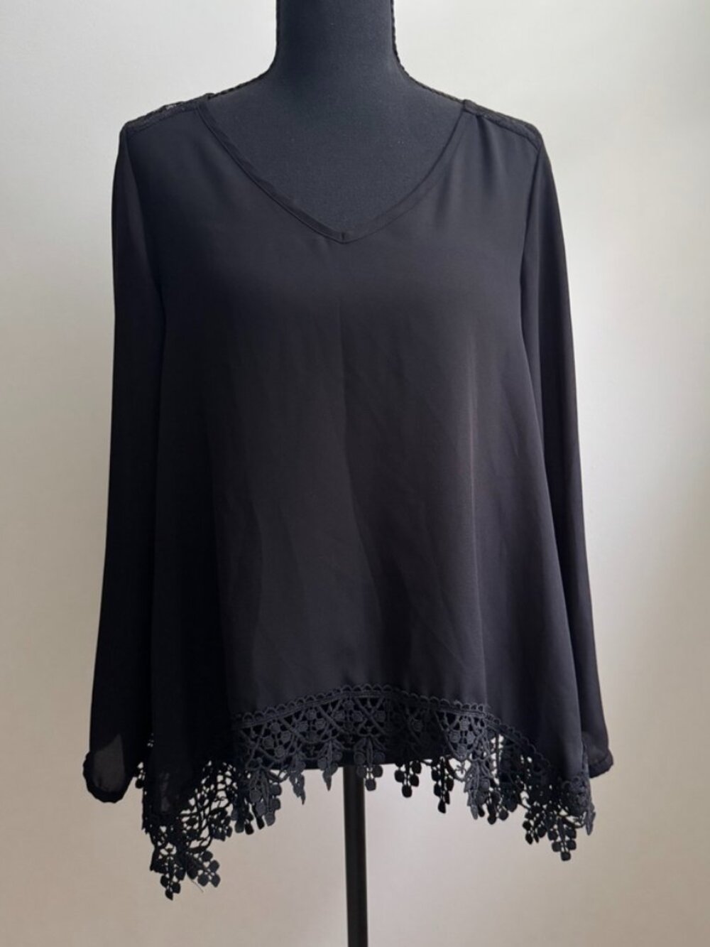 Zac & Rachel Black Lace Back Crochet Trim Sharkbite Hem Tunic Blouse Size S